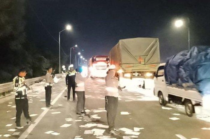 Kecelakaan beruntun di Tol Cipularang, muatan putih penuhi jalanan aspal