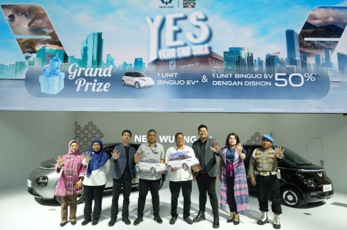Foto bersama perwakilan Wuling, perwakilan diler bersama para saksi pengundian grand prize YES dari perwakilan kementerian sosial RI, dinas sosial jakarta, notaris dan kepolisian di booth Wuling IIMS 2025