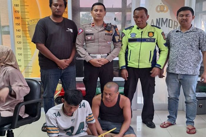 Kedua pelaku diamankan beserta barang bukti guard rail