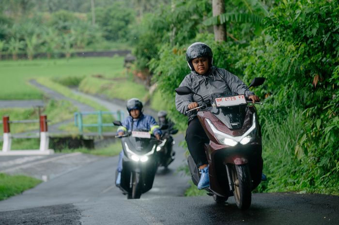 Fitur navigasi di RoadSync menjadi andalan pengendara PCX 160 saat turing