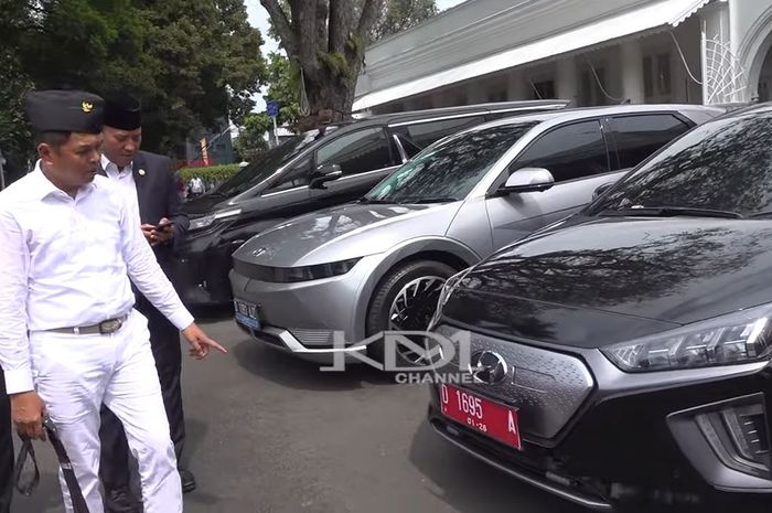 Gubernur Jawa Barat, Dedi Mulyadi saat inspeksi seluruh mobil dinas untuk dirinya