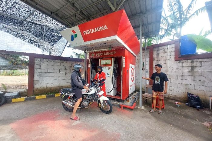 Syaiful Azhar (23) berbaju hitam yang merupakan pegawai Pertashop Kalirejo Ungaran Timur, kabupaten Semarang menjadi korban tipu WNA Timur Tengah modus tukar duit sambil ngoceh