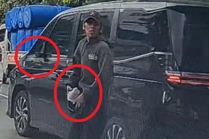 Dalam lingkaran merah spion Toyota Voxy yang dicuri dengan cara dipatahkan oleh pria berjaket dan bertopi hitam di Jalan Jembatan Tiga Raya, Penjaringan, Jakarta Utara