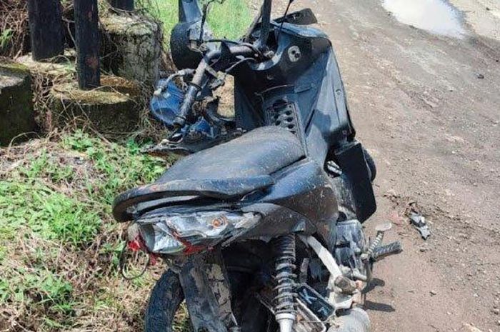 Honda Revo 110 yang hancur ditabrak Suzuki Escudo di tepi jalan raya Gondang,  Gondang, kabupaten Tulungagung