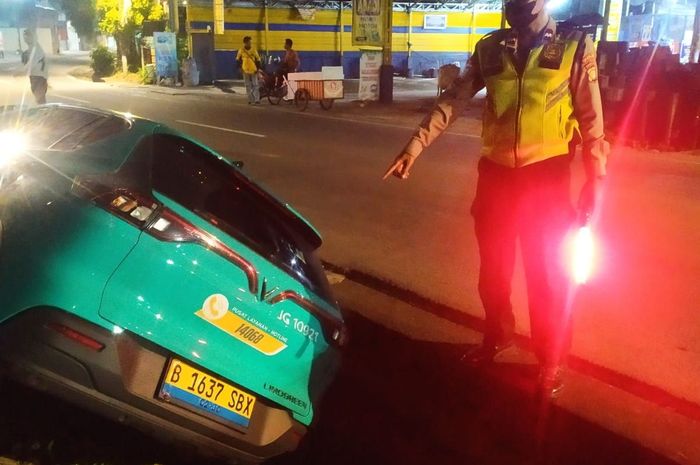 VinFast VF e34 yang menjadi armada taksi listrik Xanh SM tercebur got di Jl Meruya Utara, Kembangan, Jakarta Barat setelah menabrak pedagang nasi goreng