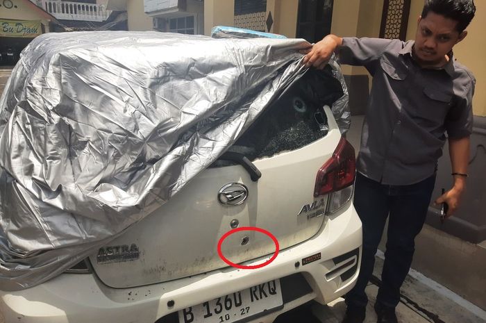 Daihatsu Ayla dengan lubang bekas tembak yang dipakai para pelaku penggelapan mobil rental sudah diamankan Polresta Sleman dan sopirnya sudah ditangkap