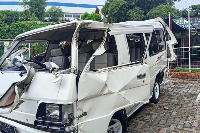 Kondisi Mitsubishi L300 Station Wagon yang mengangkut 21 siswa TK usai dihantam truk boks tronton dari belakang di turunan Silayur, Ngaliyan, Kota Semarang, Jawa Tengah