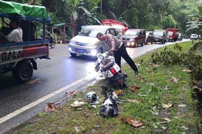 Anggota Satlantas Polres Bone mengevakuasi Yamaha Fazzio yang terlibat kecelakaan maut dengan Daihatsu Gran Max di wilayah dusun Seppa Bulue, Desa Usa, Palakka, Kabupaten Bone, Sulawesi Selatan, (26/2/25)