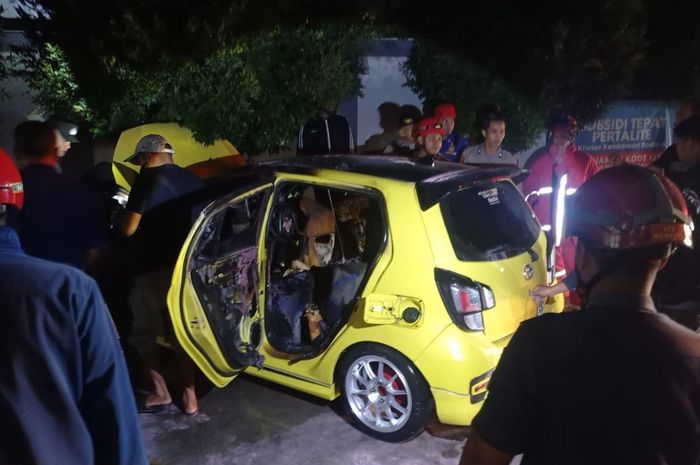 Interior Toyota Agya berwarna kuning meleleh saat beli Pertalite di SPBU Jl Pangeran Diponegoro, Samarinda, Kalimantan Timur karena dalam kabin muat benda tak lazim