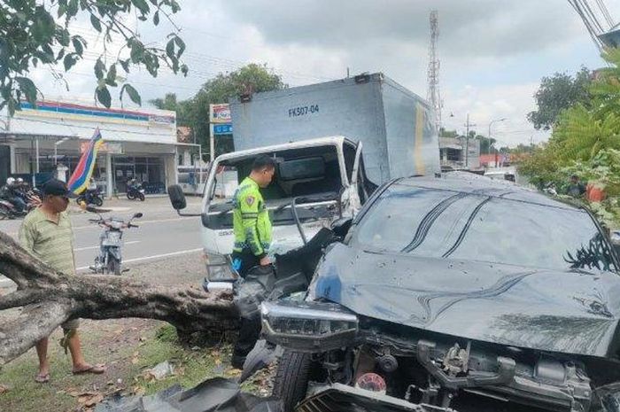 Toyota Avanza parkir diam dihantam truk boks dari belakang hingga seluruh bodi hancur terkelupas