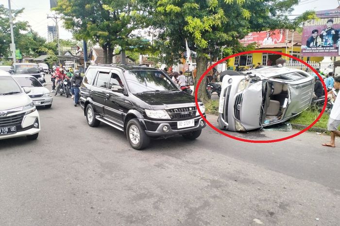 Toyota Avanza berisi satu keluarga jumpalitan dua kali di depan kampus UNSA, Papahan, Tasikmadu, Karanganyar, Jawa Tengah gegera Kawasaki Ninja 150R