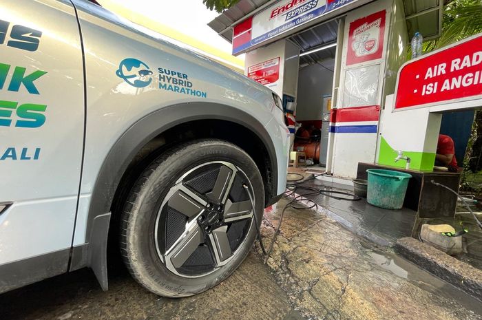 Set tekanan angin ban sesuai ketentuan