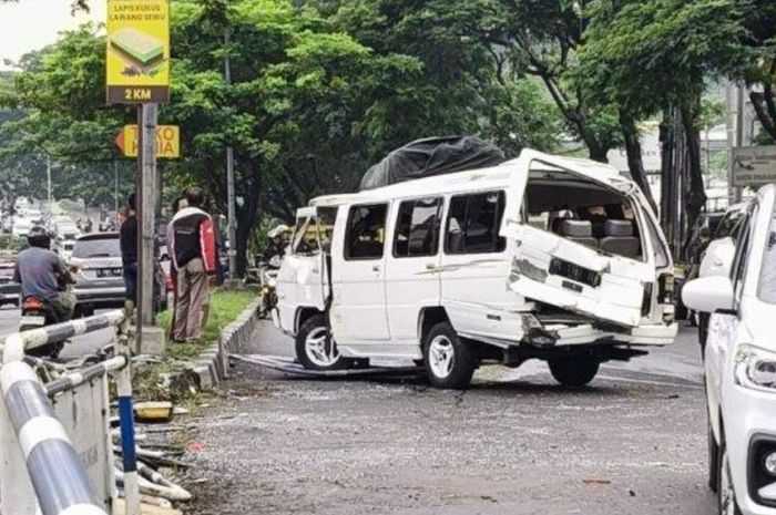 pasca kecelakaan yang melibatkan Mitsubishi L300 berisi siswa dan truk, kendaraan ini hanya boleh melintas kawasan Silayur, Ngaliyan, Semarang pukul 23.00-05.00 WIB