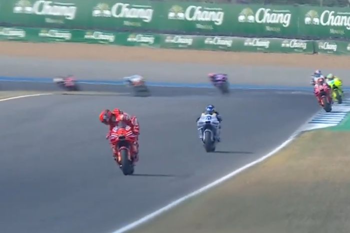Marc Marquez menyerahkan pimpinan lomba kepada Alex Marquez pada lap 7 balapan MotoGP Thailand 2025