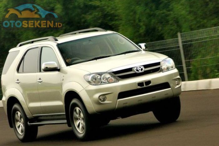 Fitur Toyota Fortuner 2005