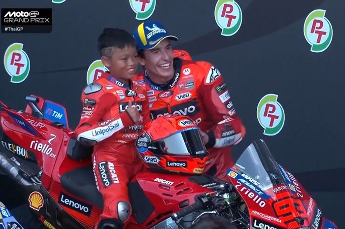 Marc Marquez ajak fans kecilnya foto bersama di parc ferme Chang International Circuit