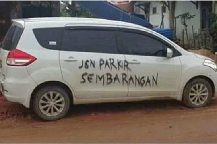 Ilustrasi parkir sembarangan membuat Suzuki Ertiga dicoret-coret tulisan menohok