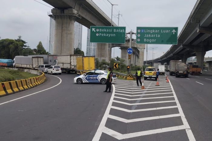 Terjadi luapan Kali Bekasi yang menutupi Jalan Raya Pekayon Bekasi Barat mengakibatkan kemacetan parah.