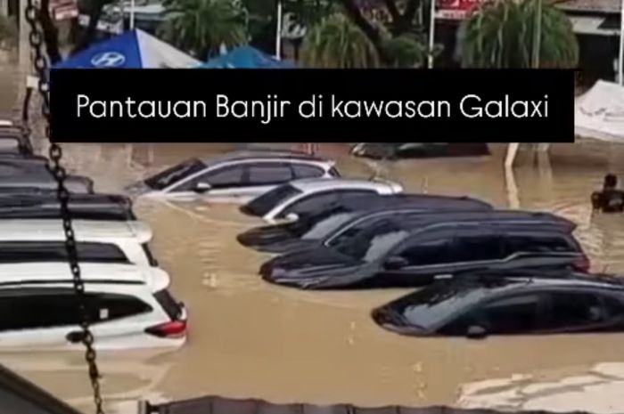 Mobil terendam banjir di kawasan Galaxy, Bekasi, Jawa Barat.