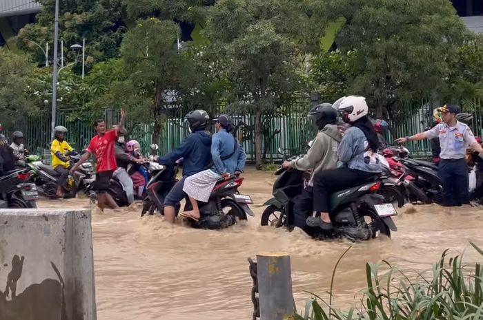 Kondisi ini perlu diwaspadai pengguna motor matic agar tidak nekat terjang banjir karena menyebabkan kerusakan.