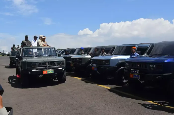 Menteri Pertahanan RI, Sjafrie Sjamsoeddin saat parade penyerahan 700 unit Maung MV3 Pindad ke TNI Polri di Lanud Husein Sastranegara, Bandung