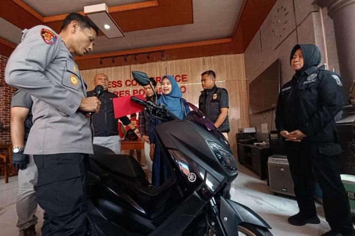 Kapolres Ponorogo, AKBP Andin Wisnu Sudibyo saat menyerahkan Yamaha NMAX yang sempat hilang dimaling dukun gadungan ke pemilik bernama Rila Sofiatul Hikmah