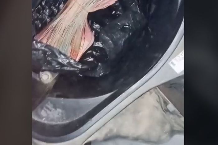 Ilustrasi uang dalam bagasi jok motor berjumlah jutaan rupiah