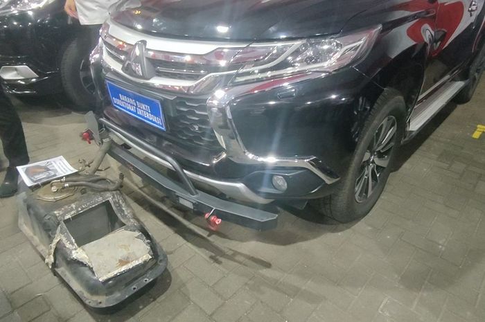 Barang bukti sabu yang ditemukan di dalam tangki Mitsubishi Pajero Sport oleh Badan Narkotika Nasional (BNN) yang dipakai geng Gagak Hitam