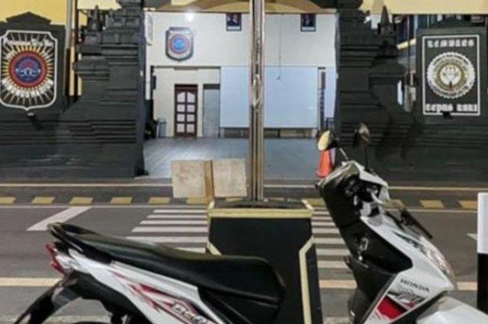 Honda BeAT milik pendekar yang hilang dicuri bersama pakaian sakral dan sabuk perguruan silat di  kawasan Jalan Jugruk Rejosari 2 Kandangan, Benowo, Surabaya, Jawa Timur