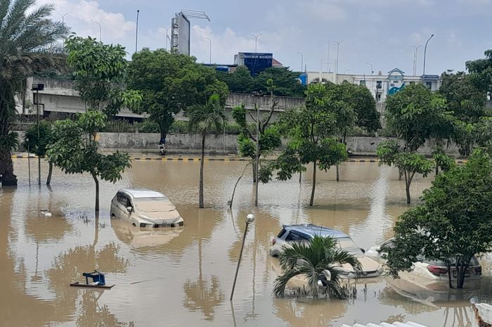 Puluhan mobil masih terjebak banjir di Mega Bekasi Hypermall