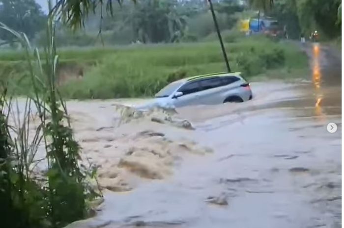 Toyota Rush yang terseret arus banjir di desa Kertarahayu, Setu, kabupaten Bekasi, Jawa Barat, (4/3/25)