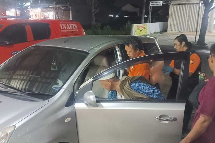 Tim INAFIS Polri memeriksa Nissan Livina milik kakek WS (66) usai dapat laporan kaca depan kiri pecah saat bukber bareng keluarga di resto Gule Sawah, Wates, Kulon Progo
