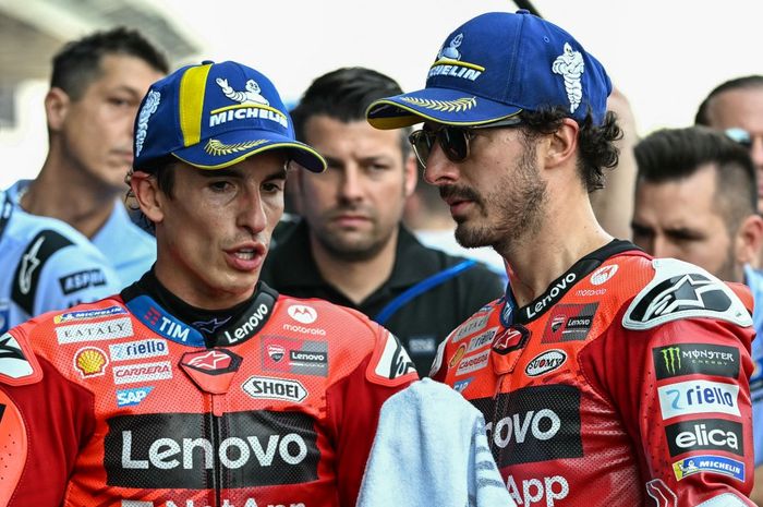 Pembalap Ducati Lenovo, Marc Marquez (kiri), berbincang dengan rekan setimnya, Francesco Bagnaia, setelah sesi kualifikasi MotoGP Thailand di Sirkuit Internasional Buriram, Buriram, 1 Maret 2025.