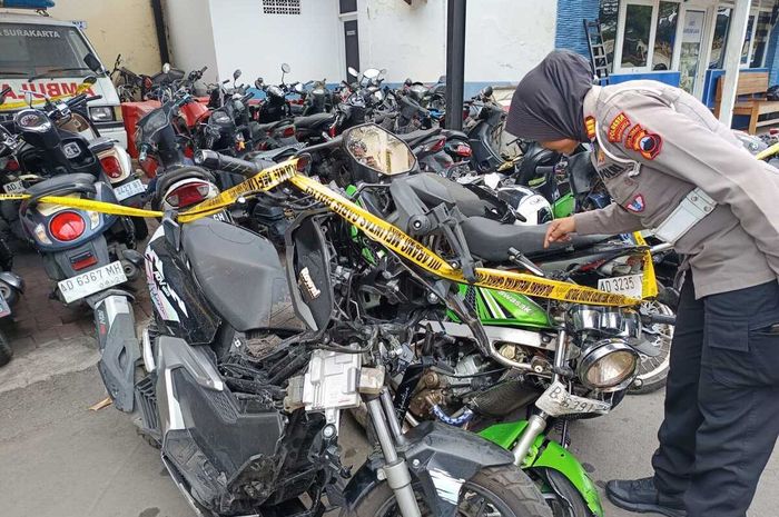Kanit Gakkum Satlasta Polresta Solo, AKP Endang Tri Handayani menunjukan Kawasaki Ninja 150R dan Honda ADV 160 yang terlibat kecelakaan di Sriwedari, kota Solo, Jawa Tengah