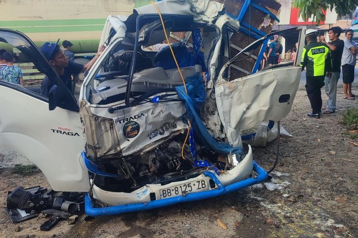Isuzu Traga muatan telur yang bertabrakan dengan truk di wilayah Desa Aek Batu, Torgamba, Kabupaten Labuhanbatu Selatan (Labusel), Sumatera Utara, (2/3/25)
