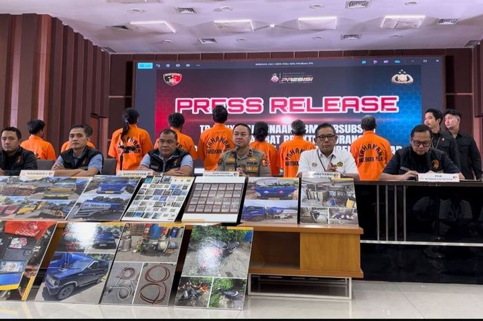 Konferensi Pers kasus penyalahgunaan barcode Solar Subsidi oleh delapan orang dari Tuban dan Karawang yang diringkus Bareskrim Polri, sebulan sudah untung Rp 4,4 miliar