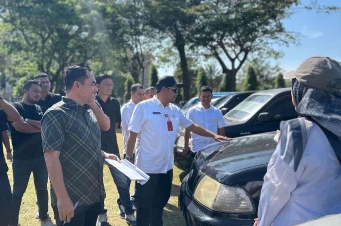 Inspeksi mobil dinas pemkot Lhoksumawe oleh Wali Kota Sayuti Abubakar di lapangan Hiraq, (6/3/25)