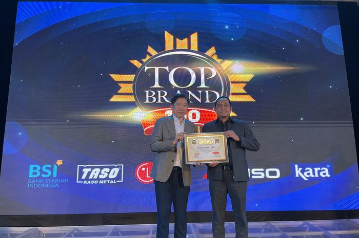 Mitsubishi Fuso mendapat penghargaan TOP Brand 100 Award 2025