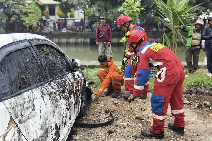 Honda Brio berhasil dievakuasi dari dalam kali item Jalan PTB Angke, Wijaya Kusuma, Grogol Petamburan, Jakarta Barat, (7/3/25)