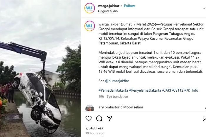 Honda Brio putih bak dipancing dari dasar kali. Dua penumpang di dalam alami hal ini sebelum nyebur