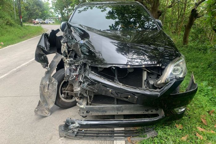 Kondisi Toyota Kijang Innova nopol AE 1104 XF yang terlibat kecelakaan dengan Suzuki Carry di Jalan Raya Ngadirojo-Nguntoronadi, wilayah Dusun Bakalan, Desa Wonoharjo, Nguntoronadi, Kabupaten Wonogiri, Jawa Tengah, (7/3/25)