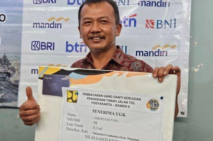 Asrofi saat menerima uang ganti rugi tanah terdampak tol Jogja-Bawen di Kantor Desa Tampir Kulon, Kecamatan Candimulyo, (6/3/2025)