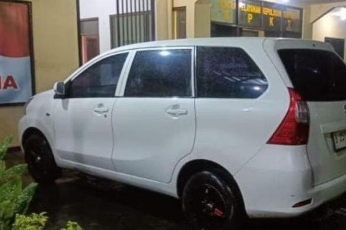 Toyota Avanza yang diamankan polisi sebagai barang bukti unit yang digelapkan