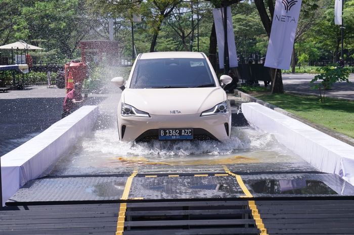 ini tips aman mobil listrik menerjang banjir atau sudah terlanjur terendam genangan air