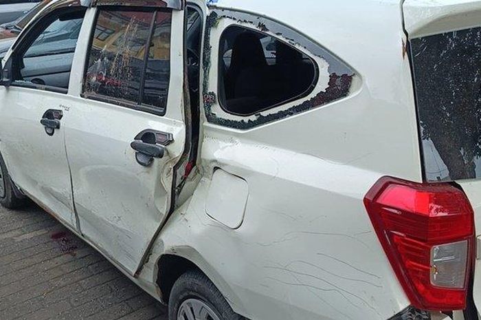 Daihatsu Sigra yang dipakai komplotan begal motor di Palembang diamuk massa setelah tertangkap