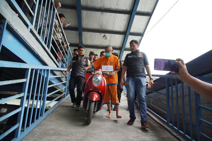 Rekonstruksi pencurian Honda Scoopy di parkiran RSUD dr Haryoto Lumajang yang dilakukan Syaiful (23) dengan cara didorong sejauh 15 Km karena tak bisa hidupkan mesin