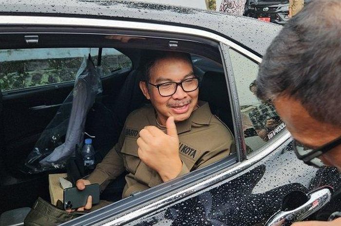 Wali Kota Yogyakarta, Hasto Wardoyo menumpangi mobil dinas