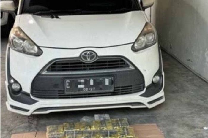 Toyota Sienta yang disita Tim Unit 2 Subdit III Ditresnarkoba Polda Sumut dari atas truk towing karena jadi modus penyelundupan 16 kg sabu-sabu