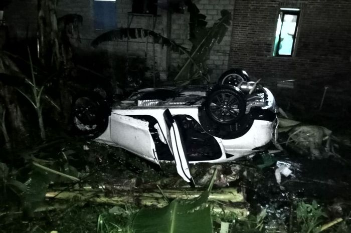 Honda HR-V kayang alias terbalik di atas gedebok pisang usai terpental 8 meter karena tertemper kereta api (KA) Singasari di perlintasan sebidang desa Genengan, desa/kecamatan Sanankulon, Blitar, Jawa Timur