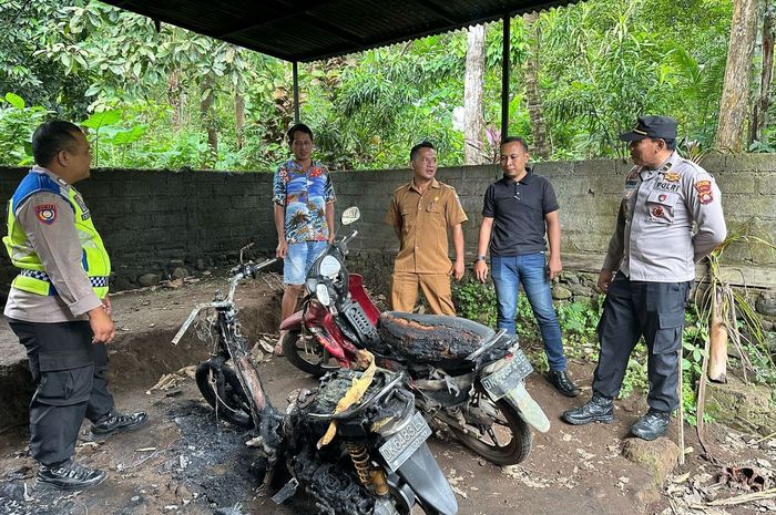 Yamaha Mio dan Jupiter Z yang terbakar di desa Tejakula, Kecamatan Tejakula, Kabupaten Buleleng, Bali karena tersambar api yang berasal dari Yamaha NMAX di sampingnya, (9/3/25)